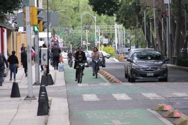 Mexico City, Mexico - 2 Ekim 2024: CDMX ile Ciclopista 'da okula giden bisikletçiler veya Mexico City' nin hareketliliğini geliştiren Reforma Bulvarı üzerinde çalışanlar