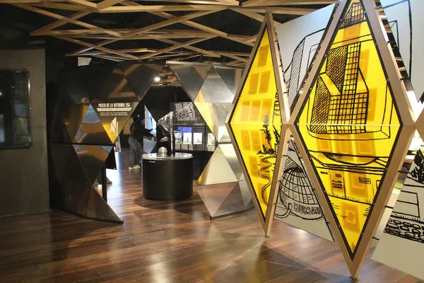 Mexico City, Meksika - 2 Ekim 2024: CDMX 'teki Bolsa Mexicana de Valores Müzesi içindeki sergi