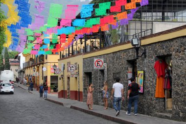 Tepoztlan, Morelos, Mexico - Nov 7 2024: Cobbled streets of the magical town Tepoztlan in Morelos, Mexico, a place of rest, mystical and warm climate clipart