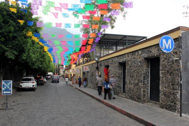 Tepoztlan, Morelos, Meksika - 7 Kasım 2024: Morelos, Meksika 'daki büyülü Tepoztlan kasabasının kaldırımlı sokakları, dinlenme yeri, mistik ve sıcak iklim