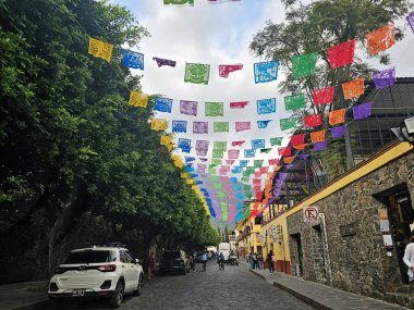 Tepoztlan, Morelos, Meksika - 7 Kasım 2024: Morelos, Meksika 'daki büyülü Tepoztlan kasabasının kaldırımlı sokakları, dinlenme yeri, mistik ve sıcak iklim