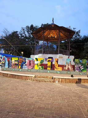 Tepoztlan, Morelos, Meksika - 7 Kasım 2024: Morelos, Meksika 'daki büyülü Tepoztlan kasabasının kaldırımlı sokakları, dinlenme yeri, mistik ve sıcak iklim