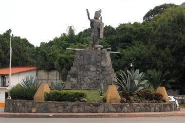 Tepoztlan, Morelos, Meksika - 7 Kasım 2024: Morelos, Meksika 'daki büyülü Tepoztlan kasabasının kaldırımlı sokakları, dinlenme yeri, mistik ve sıcak iklim