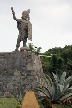 Tepoztlan, Morelos, Meksika - 7 Kasım 2024: Morelos, Meksika 'daki büyülü Tepoztlan kasabasının kaldırımlı sokakları, dinlenme yeri, mistik ve sıcak iklim