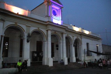 Tepoztlan, Morelos, Meksika - 7 Kasım 2024: Morelos, Meksika 'daki büyülü Tepoztlan kasabasının kaldırımlı sokakları, dinlenme yeri, mistik ve sıcak iklim