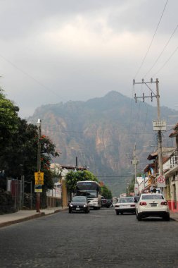 Tepoztlan, Morelos, Meksika - 7 Kasım 2024: Morelos, Meksika 'daki büyülü Tepoztlan kasabasının kaldırımlı sokakları, dinlenme yeri, mistik ve sıcak iklim