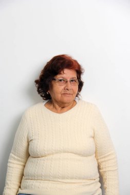 80 yaşında yaşlı, esmer, gözlüklü Latin bir kadın sağlıklı emeklilik hayatında mutlu ve tatmin olmuş görünüyor.