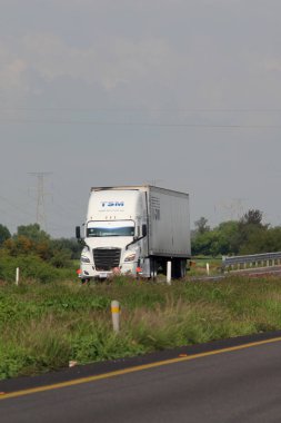 Queretaro, Meksika - 28 Haziran 2024: CDMX 'ten Queretaro' ya giden otoyolda kazalar ve sürücülere yapılan saldırılar