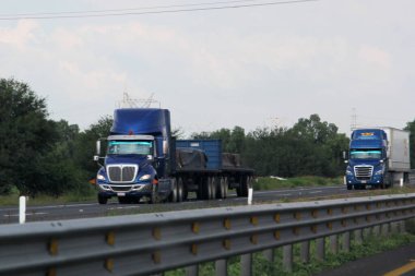 Queretaro, Meksika - 28 Haziran 2024: CDMX 'ten Queretaro' ya giden otoyolda kazalar ve sürücülere yapılan saldırılar