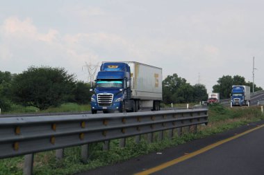 Queretaro, Meksika - 28 Haziran 2024: CDMX 'ten Queretaro' ya giden otoyolda kazalar ve sürücülere yapılan saldırılar