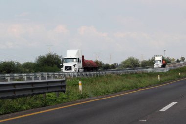 Queretaro, Meksika - 28 Haziran 2024: CDMX 'ten Queretaro' ya giden otoyolda kazalar ve sürücülere yapılan saldırılar