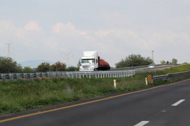 Queretaro, Meksika - 28 Haziran 2024: CDMX 'ten Queretaro' ya giden otoyolda kazalar ve sürücülere yapılan saldırılar