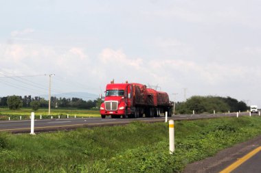 Queretaro, Meksika - 28 Haziran 2024: CDMX 'ten Queretaro' ya giden otoyolda kazalar ve sürücülere yapılan saldırılar