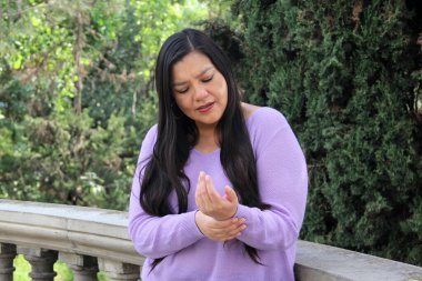 40 yaşındaki Latin kadın eklem iltihabı veya karpal tünel sendromu nedeniyle el ve bilek ağrısı çekiyor.