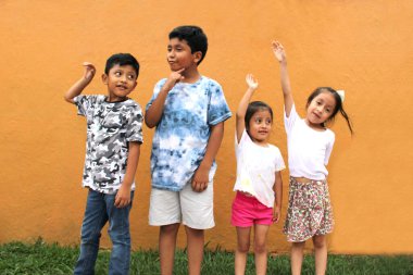 Erkekler ve kızlar özgürlüklerini, sağlıklarını ve eşitliklerini kutlamak için birlikte oynayıp eğleniyorlar.