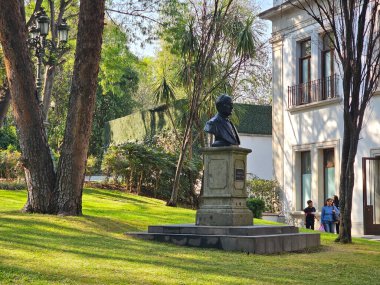 Mexico City, Meksika - 7 Şubat 2024 Los Pinos bahçelerinde Rotonda de la Reforma Benito Juarez, Melchor Ocampo ve Sebastian Lerdo de Tejada 'nın büstleriyle