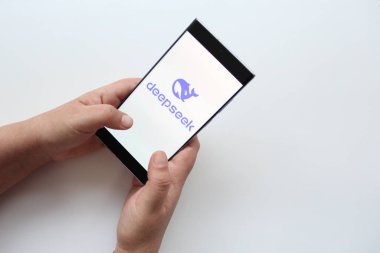 Mexico City, Mexico - 21 Şubat 2025: DeepSeek mobil uygulaması, Çin 'de yenilikçi bir sohbet robotu modeli olan, açık kaynaklı bir yapay zeka girişimidir.