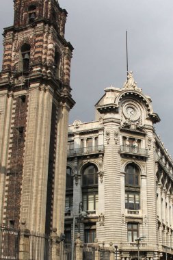 Mexico City, Meksika - 6 Eylül 2023: Madero geçidi üzerindeki La Mexicana binası, CDMX 'in tarihi merkezinin simgesi.