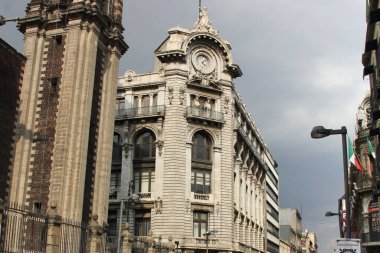 Mexico City, Meksika - 6 Eylül 2023: Madero geçidi üzerindeki La Mexicana binası, CDMX 'in tarihi merkezinin simgesi.