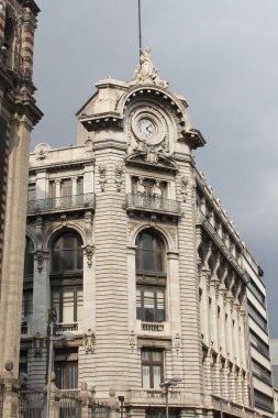 The La Mexicana building on the Madero walkway, icon of the historic center of CDMX