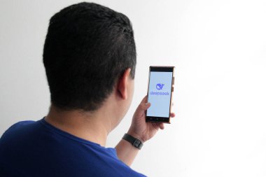 Mexico City, Mexico - 21 Şubat 2025: DeepSeek mobil uygulaması, Çin 'de yenilikçi bir sohbet robotu modeli olan, açık kaynaklı bir yapay zeka girişimidir.