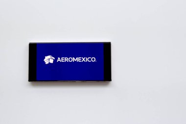 Mexico City, Mexico - 22 Şubat 2025: Aeromexico Havayolları 'nın seyahat biletlerinizi ayırtmak ve giriş kartınızı almak için cep telefonu ve bilgisayar başvurusu