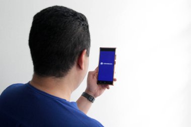 Mexico City, Mexico - 22 Şubat 2025: Aeromexico Havayolları 'nın seyahat biletlerinizi ayırtmak ve giriş kartınızı almak için cep telefonu ve bilgisayar başvurusu