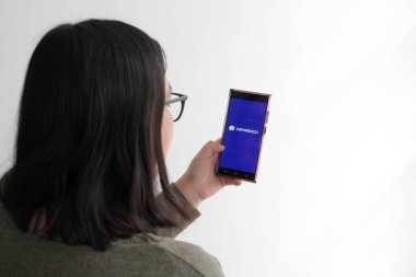 Mexico City, Mexico - 22 Şubat 2025: Aeromexico Havayolları 'nın seyahat biletlerinizi ayırtmak ve giriş kartınızı almak için cep telefonu ve bilgisayar başvurusu