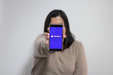 Mexico City, Mexico - 22 Şubat 2025: Aeromexico Havayolları 'nın seyahat biletlerinizi ayırtmak ve giriş kartınızı almak için cep telefonu ve bilgisayar başvurusu