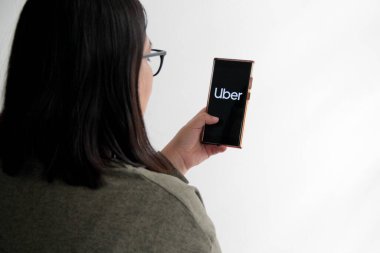 Mexico City, Mexico - 22 Şubat 2025: Uber, şoför ortağın aracılığıyla araba yolculuğu talep etmeni sağlayan ve cep telefonuna indirilen bir uygulama.