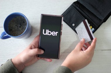 Mexico City, Mexico - 22 Şubat 2025: Uber, şoför ortağın aracılığıyla araba yolculuğu talep etmeni sağlayan ve cep telefonuna indirilen bir uygulama.
