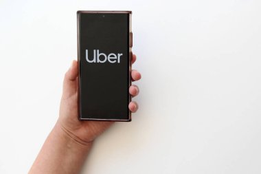 Mexico City, Mexico - 22 Şubat 2025: Uber, şoför ortağın aracılığıyla araba yolculuğu talep etmeni sağlayan ve cep telefonuna indirilen bir uygulama.