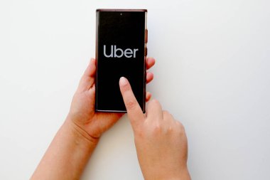 Mexico City, Mexico - 22 Şubat 2025: Uber, şoför ortağın aracılığıyla araba yolculuğu talep etmeni sağlayan ve cep telefonuna indirilen bir uygulama.
