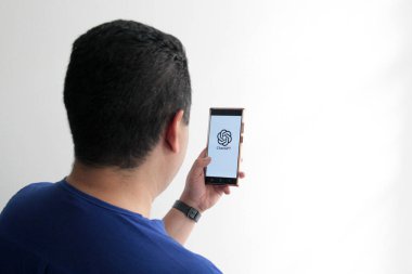 Mexico City, Mexico - 22 Şubat 2025: Sohbet Üretici Ön Eğitimli ChatGPT, metinleri anlamak ve üretmek için yapay zeka sohbet robotu uygulaması.