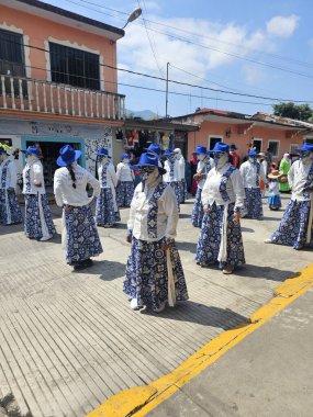 Xicotepec, Puebla, Meksika - 2. Mar 2025: Veracruz kökenli Huehues dansı, İspanyol üst sınıf insanlarıyla alay etmek amacıyla dini ve hiciv anlamında