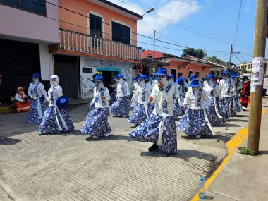 Xicotepec, Puebla, Meksika - 2. Mar 2025: Veracruz kökenli Huehues dansı, İspanyol üst sınıf insanlarıyla alay etmek amacıyla dini ve hiciv anlamında
