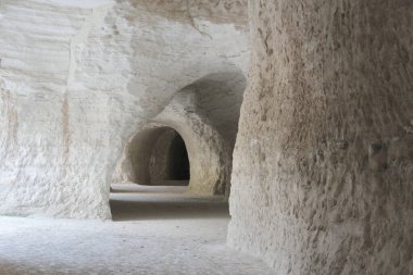 Tebeşir madenleri, Tlaxcala, Meksika 'da çimento, gübre, kozmetik, katkı maddeleri, cam ve kauçuk üretiminde kullanılan kalsit mağaralarıdır.