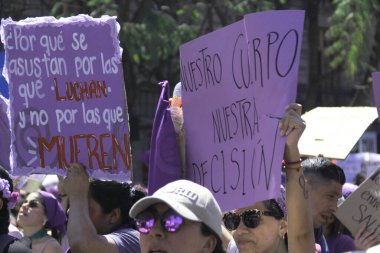 Mexico City, Meksika - 8 Mart 2025: Uluslararası Kadınlar Günü anısına Meksika 'da şiddet olaylarına son verilmesini ve taciz ve kadın cinayetlerine son verilmesini talep eden pankart