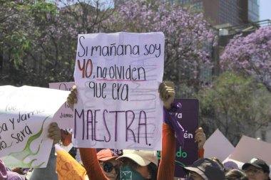 Mexico City, Meksika - 8 Mart 2025: Uluslararası Kadınlar Günü anısına Meksika 'da şiddet olaylarına son verilmesini ve taciz ve kadın cinayetlerine son verilmesini talep eden pankart