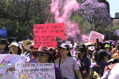 Mexico City, Meksika - 8 Mart 2025: Uluslararası Kadınlar Günü anısına Meksika 'da şiddet olaylarına son verilmesini ve taciz ve kadın cinayetlerine son verilmesini talep eden pankart