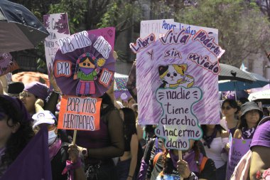 Mexico City, Meksika - 8 Mart 2025: Uluslararası Kadınlar Günü anısına Meksika 'da şiddet olaylarına son verilmesini ve taciz ve kadın cinayetlerine son verilmesini talep eden pankart