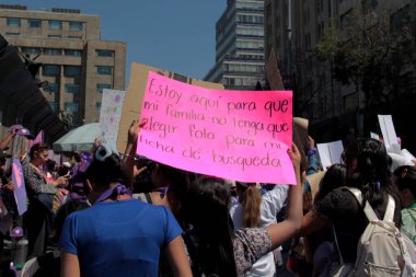 Mexico City, Meksika - 8 Mart 2025: Uluslararası Kadınlar Günü anısına Meksika 'da şiddet olaylarına son verilmesini ve taciz ve kadın cinayetlerine son verilmesini talep eden pankart