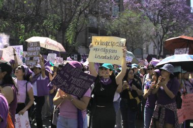Mexico City, Meksika - 8 Mart 2025: Uluslararası Kadınlar Günü anısına Meksika 'da şiddet olaylarına son verilmesini ve taciz ve kadın cinayetlerine son verilmesini talep eden pankart