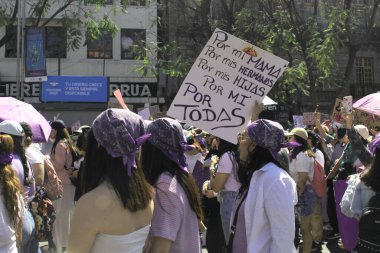 Mexico City, Meksika - 8 Mart 2025: Uluslararası Kadınlar Günü anısına Meksika 'da şiddet olaylarına son verilmesini ve taciz ve kadın cinayetlerine son verilmesini talep eden pankart