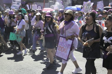 Mexico City, Meksika - 8 Mart 2025: Uluslararası Kadınlar Günü anısına Meksika 'da şiddet olaylarına son verilmesini ve taciz ve kadın cinayetlerine son verilmesini talep eden pankart