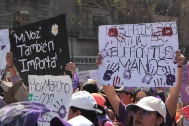 Mexico City, Meksika - 8 Mart 2025: Uluslararası Kadınlar Günü anısına Meksika 'da şiddet olaylarına son verilmesini ve taciz ve kadın cinayetlerine son verilmesini talep eden pankart