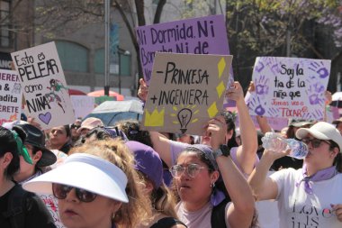 Mexico City, Meksika - 8 Mart 2025: Uluslararası Kadınlar Günü anısına Meksika 'da şiddet olaylarına son verilmesini ve taciz ve kadın cinayetlerine son verilmesini talep eden pankart