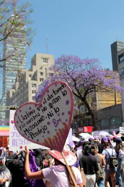 Mexico City, Meksika - 8 Mart 2025: Uluslararası Kadınlar Günü anısına Meksika 'da şiddet olaylarına son verilmesini ve taciz ve kadın cinayetlerine son verilmesini talep eden pankart