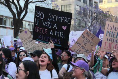 Mexico City, Meksika - 8 Mart 2025: Uluslararası Kadınlar Günü anısına Meksika 'da şiddet olaylarına son verilmesini ve taciz ve kadın cinayetlerine son verilmesini talep eden pankart