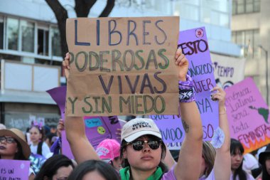 Mexico City, Meksika - 8 Mart 2025: Uluslararası Kadınlar Günü anısına Meksika 'da şiddet olaylarına son verilmesini ve taciz ve kadın cinayetlerine son verilmesini talep eden pankart